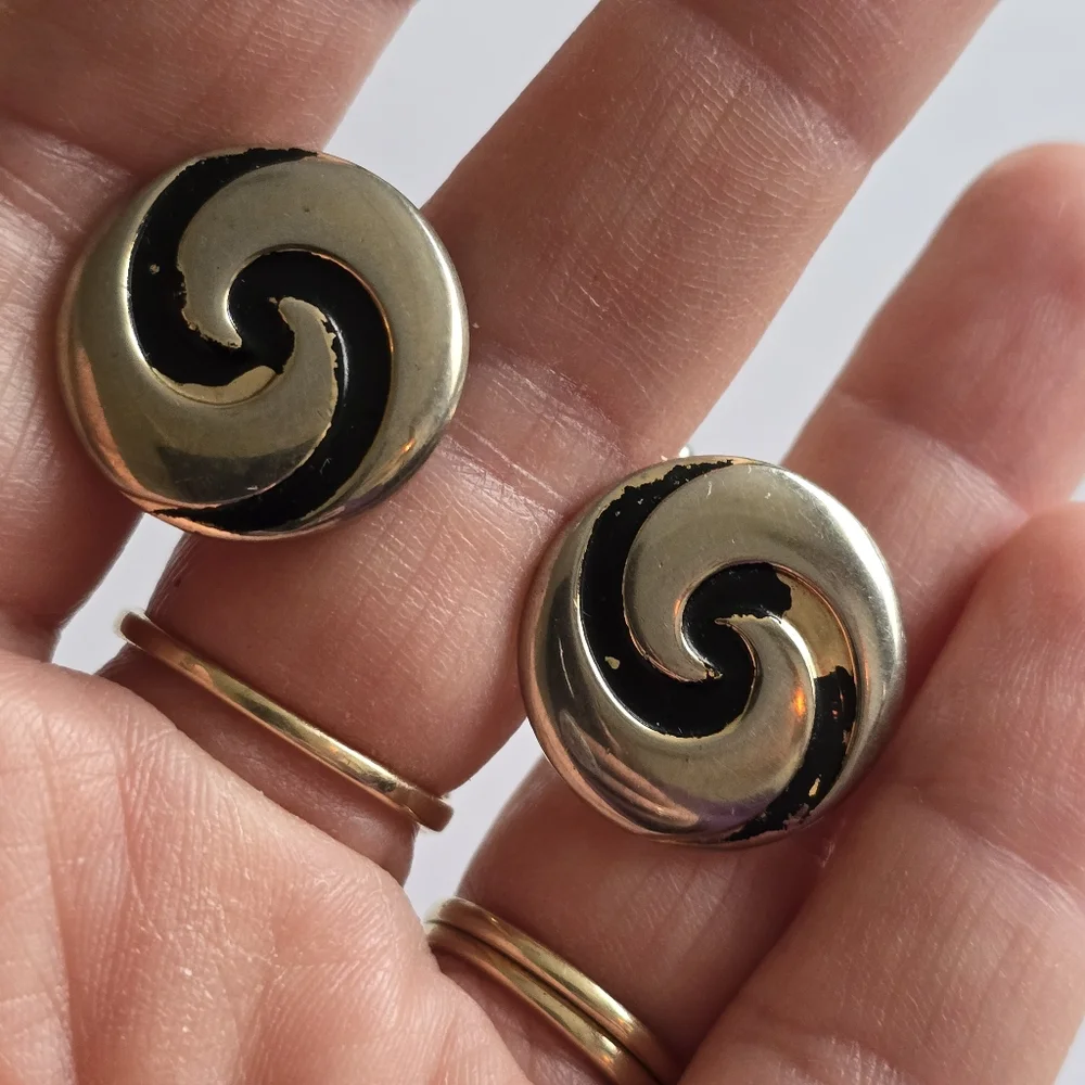 Vintage spiral cufflinks pale gold tone black enamel cuff links swirl men round
